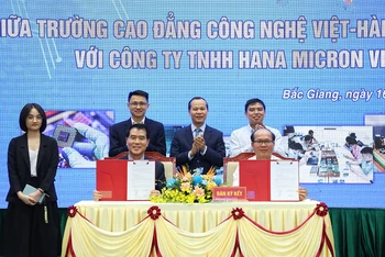 Trường cao đẳng Công nghệ Việt-Hàn Bắc Giang ký hợp tác đào tạo nhân lực bán dẫn với Công ty TNHH Hana Micron Vina. Ảnh: KHÁNH VY