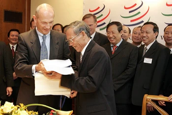 Ngày 7/11/2006, Bộ trưởng Thương mại Trương Đình Tuyển và Tổng Giám đốc Tổ chức Thương mại Thế giới (WTO) Pascal Lamy đã ký Nghị định thư gia nhập của Việt Nam, kết thúc 11 năm tiến hành hàng loạt các cuộc đàm phán song phương, đa phương và tham vấn kể từ khi Việt Nam đệ đơn gia nhập vào năm 1995. Nguồn: TTXVN