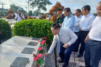 Đồng chí Nguyễn Trọng Nghĩa cùng Đoàn công tác viếng Nghĩa trang liệt sĩ.