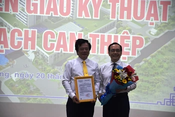 Đại diện lãnh đạo Bệnh viện Đại học Y dược Thành phố Hồ Chí Minh trao chứng nhận chuyển giao kỹ thuật can thiệp tim mạch cho Bệnh viện Đa khoa Tiền Giang.