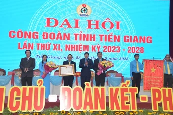 Liên đoàn Lao động tỉnh Tiền Giang được Chủ tịch nước tặng thưởng Huân chương Độc lập hạng Nhất.