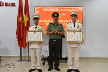 Đại tá Nguyễn Hữu Trí và Đại tá Nguyễn Văn Lộc đón nhận Huân chương Bảo vệ Tổ quốc hạng Nhì của Chủ tịch nước