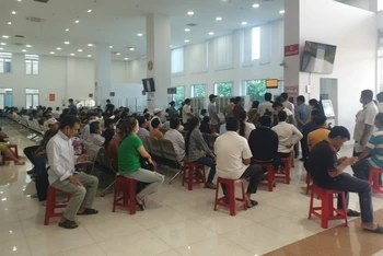 Người dân đến Trung tâm hành chính công tỉnh Tiền Giang đổi giấy phép lái xe rất đông.