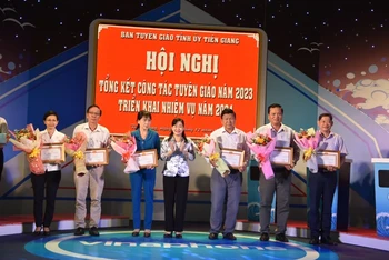 Trao thưởng cho các đơn vị cho thành tích trong công tác Tuyên giáo tỉnh Tiền Giang năm 2023.