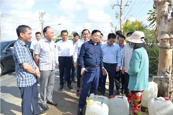 Phó Thủ tướng Trần Hồng Hà và đoàn công tác đã kiểm tra tình hình nước sinh hoạt của người dân ven biển Tiền Giang.