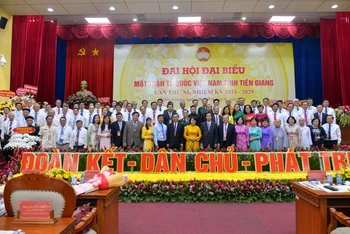 Đại biểu chụp ảnh lưu niệm cùng 82 vị Ủy ban Mặt trận Tổ quốc Việt Nam tỉnh Tiền Giang lần thứ XI nhiệm kỳ 2024-2029. 