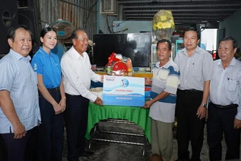Đồng chí Trương Hòa Bình cùng đoàn công tác đến thăm và tặng quà ngư dân Nguyễn Hoàng Tâm.