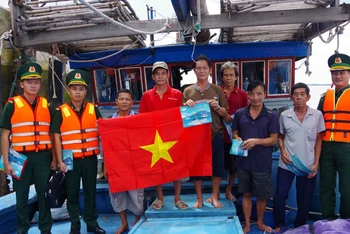 Đội Vận động quần chúng tuyên truyền phòng chống khai thác IUU và tặng cờ cho ngư dân vươn khơi bám biển. 