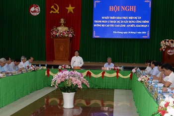 Lãnh đạo Ủy ban nhân dân tỉnh Tiền Giang phát biểu tại cuộc họp.