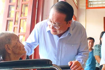 Lãnh đạo Ủy ban nhân dân tỉnh Tiền Giang thăm hỏi, tặng quà bà Phạm Thị Thoại (mẹ liệt sĩ) ở xã An Thạnh Thủy, huyện Chợ Gạo.