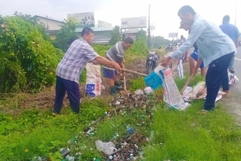 Nhân công thu gom vỏ chai bia bị bể để xử lý đúng nơi quy định.