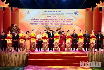 Cắt băng khai mạc chương trình "Tinh hoa làng nghề, sản phẩm OCOP thành phố Hà Nội năm 2023".