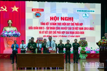 Đại diện Tập đoàn Công nghiệp Cao su Việt Nam và Quân khu 5 ký kết quy chế phối hợp giai đoạn 2023-2028.