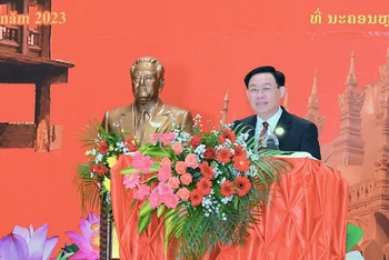 Chủ tịch Quốc hội Vương Đình Huệ phát biểu tại Học viện Chính trị Công an Lào. (Ảnh: daibieunhandan.vn)