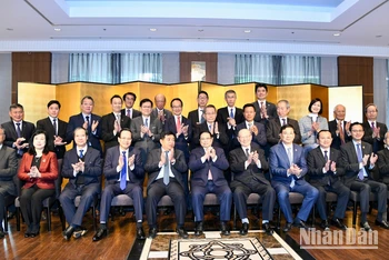 Thủ tướng Phạm Minh Chính chụp ảnh lưu niệm với Ban lãnh đạo và các thành viên Hội đồng Xúc tiến ngoại giao nhân dân (FEC).
