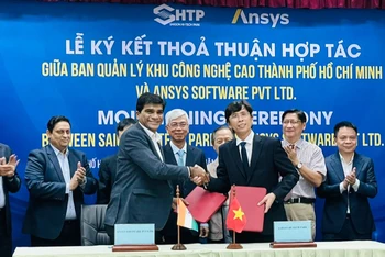 Lãnh đạo hai đơn vị thực hiện việc ký kết thỏa thuận hợp tác phát triển đội ngũ nhân lực ngành vi mạch bán dẫn tại Việt Nam.