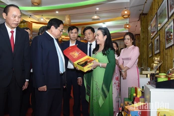 Thủ tướng Phạm Minh Chính và các đại biểu tham quan các gian trưng bày sản phẩm nông nghiệp.