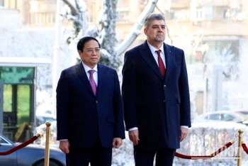 Thủ tướng Phạm Minh Chính và Thủ tướng Romania Ion-Marcel Ciolacu tại lễ đón chính thức. (Ảnh: DƯƠNG GIANG/TTXVN)