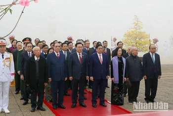 Các đồng chí lãnh đạo, nguyên lãnh đạo Đảng, Nhà nước thành kính tưởng nhớ Chủ tịch Hồ Chí Minh.