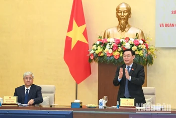 Chủ tịch Quốc hội Vương Đình Huệ và Chủ tịch Ủy ban Trung ương Mặt trận Tổ quốc Việt Nam Đỗ Văn Chiến dự và chủ trì hội nghị.