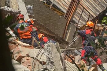 Lực lượng cứu hộ tìm kiếm nạn nhân trong đống đổ nát sau động đất tại Đài Loan (Trung Quốc) ngày 3/4/2024. Ảnh: AFP/TTXVN