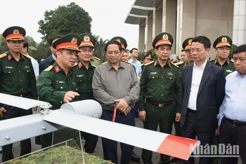 Thủ tướng Phạm Minh Chính thăm các sản phẩm do Viettel nghiên cứu, chế tạo.