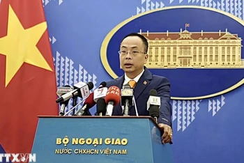 Phó Phát ngôn Bộ Ngoại giao Việt Nam Đoàn Khắc Việt trả lời câu hỏi của các cơ quan báo chí. (Ảnh: TTXVN)