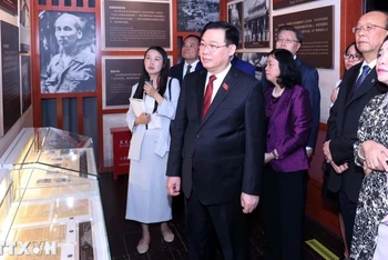 Chủ tịch Quốc hội Vương Đình Huệ tham quan Khu di tích lịch sử Chủ tịch Hồ Chí Minh tại thành phố Côn Minh. (Ảnh: TTXVN)