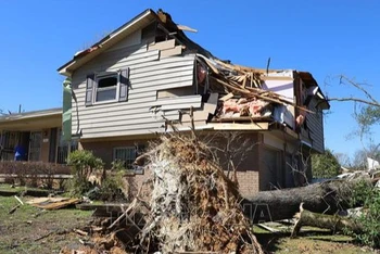 Cảnh tàn phá sau trận lốc xoáy tại Little Rock, Arkansas, Mỹ, ngày 1/4/2023. (Ảnh: THX/ TTXVN)