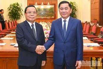 Chủ nhiệm Ủy ban Kiểm tra Trung ương Trần Cẩm Tú và Chủ nhiệm Ban Kiểm tra Trung ương Lào Khamphan Phommathat.