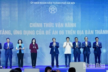 Thủ tướng Phạm Minh Chính và các đồng chí lãnh đạo thực hiện nghi thức công bố chính thức vận hành các nền tảng, ứng dụng trên địa bàn Hà Nội.