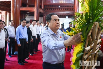 Chủ tịch Quốc hội Trần Thanh Mẫn dâng hoa tại đền thờ Chủ tịch Hồ Chí Minh tại Nghĩa trang Liệt sĩ quốc tế Việt-Lào.