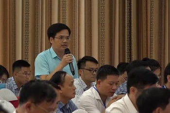 Phó Giám đốc Sở Lao động, Thương binh và Xã hội tỉnh Nghệ An Bùi Văn Hưng trả lời tại kỳ họp thứ 7 Hội đồng Nhân dân tỉnh Nghệ An khóa XVIII.