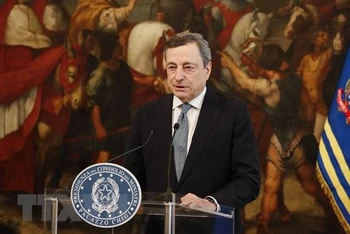 Thủ tướng Italia Mario Draghi phát biểu trong cuộc họp báo tại Rome, ngày 24/2/2022. (Ảnh: AFP/TTXVN)