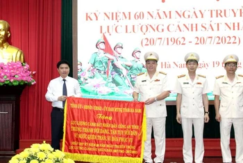 Chủ tịch Ủy ban nhân dân tỉnh Hà Nam Trương Quốc Huy tặng bức trướng cho lực lượng Cảnh sát nhân dân Hà Nam.