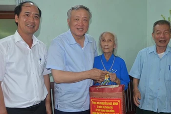 Đồng chí Nguyễn Hòa Bình tặng quà gia đình chính sách, xã Liêm Cần, huyện Thanh Liêm.