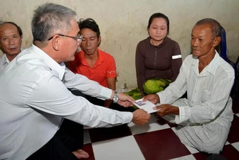 Phó Chủ tịch Ủy ban nhân dân thành phố Phan Thiết (Bình Thuận) Lê Văn Chơn tới thăm và trao quà cho ông Nguyễn Thành Là, gia đình có 4 người thân đi trên tàu cá bị nạn, trong đó có 2 người tử vong, 2 người được cứu sống.