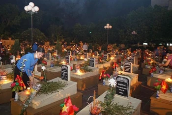 Thắp sáng ngọn lửa tri ân các Anh hùng liệt sĩ ở nghĩa trang phường Phúc Thành (Ninh Bình).