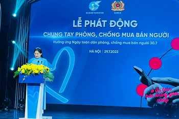 Chủ tịch Hội Liên hiệp Phụ nữ Việt Nam Hà Thị Nga phát biểu khai mạc buổi lễ.