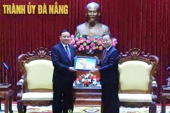 Thường trực Thành ủy Đà Nẵng tặng quà lưu niệm cho đoàn cán bộ cấp cao tỉnh Savanakhet.