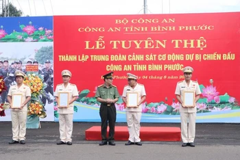 Đại tá Nguyễn Xuân Thắng, Giám đốc Công an tỉnh Bình Phước trao quyết định thành lập Trung đoàn Cảnh sát cơ động dự bị chiến đấu.