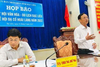 Chủ tịch UBND tỉnh Bạc Liêu Phạm Văn Thiều phát biểu tại cuộc họp báo. (Ảnh: TRỌNG DUY)
