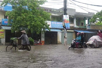 Các tuyến đường trên địa bàn phường Tiền Phong (thành phố Thái Bình) ngập sâu.