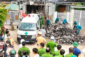 Lực lượng chức năng phong tỏa hiện trường và đưa thi thể các nạn nhân đến Bệnh viện đa khoa tỉnh Ninh Thuận để xử lý hậu sự.