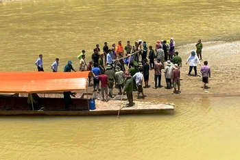 Sáng 17/8, lực lượng cứu hộ đã tìm thấy thi thể 2 nạn nhân vụ lật thuyền trên sông Chảy (Lào Cai). (Ảnh: TẤT ĐẠT)