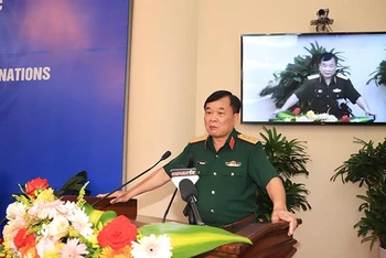 Thượng tướng Hoàng Xuân Chiến, Thứ trưởng Quốc phòng phát biểu ý kiến tại hội nghị. 