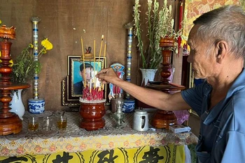 Ông Nguyễn Văn Há bên bàn thờ con trai tử vong do ngộ độc rượu.