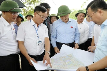 Đoàn giám sát khảo sát thực địa tại Trạm bơm Cự Khối (phường Cự Khối), quận Long Biên.