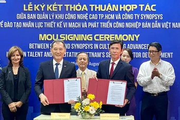 Ký kết thỏa thuận đào tạo nhân lực thiết kế vi mạch và phát triển công nghiệp bán dẫn Việt Nam.