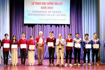 GS Patrick Aurenche và ông Đỗ Trinh Huệ, đại diện Quỹ học bổng Vallet tại Việt Nam trao học bổng tặng các học sinh, sinh viên xuất sắc năm 2022.
